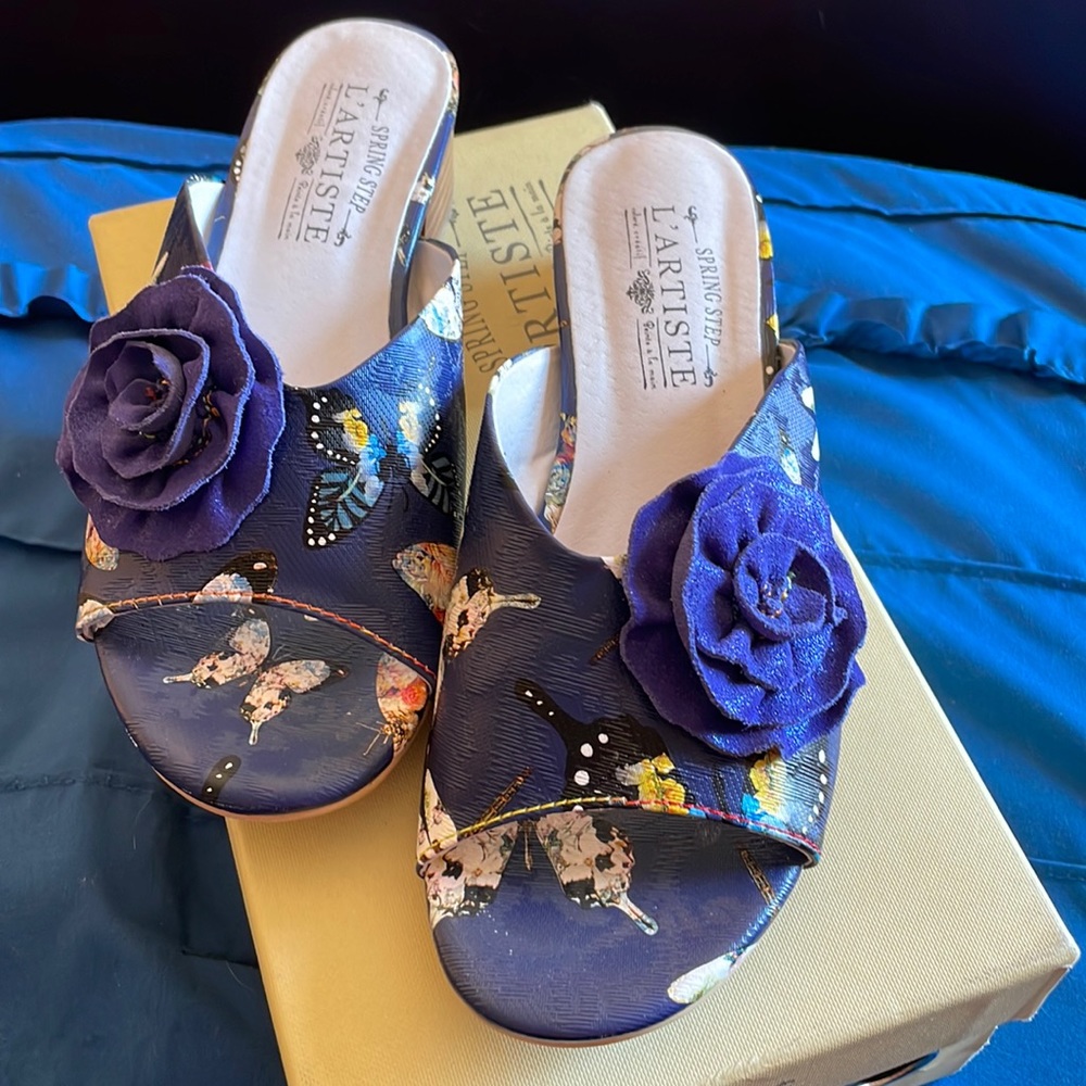 L’Artiste blue butterfly slip on sandals. Size 37 (7)